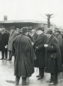 99513 Afbeelding van mr. dr. G.A.W. ter Pelkwijk in gesprek met enkele organisatoren van de centrale ...